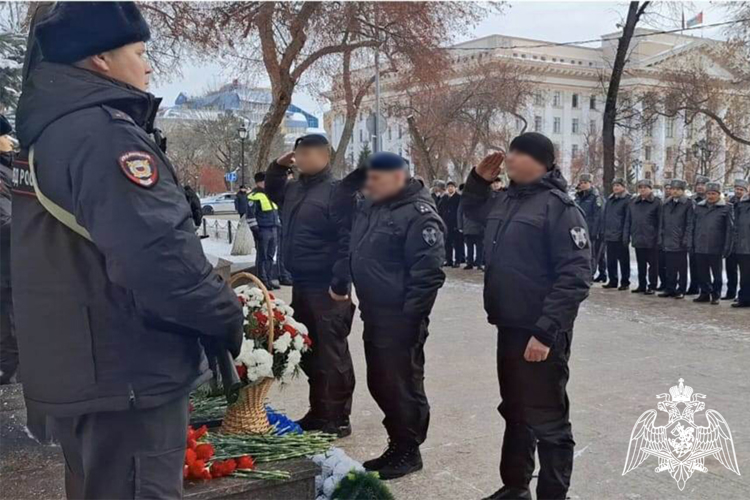 В Тюмени начальник территориального управления Росгвардии и сотрудники спецподразделений почтили память погибших боевых товарищей