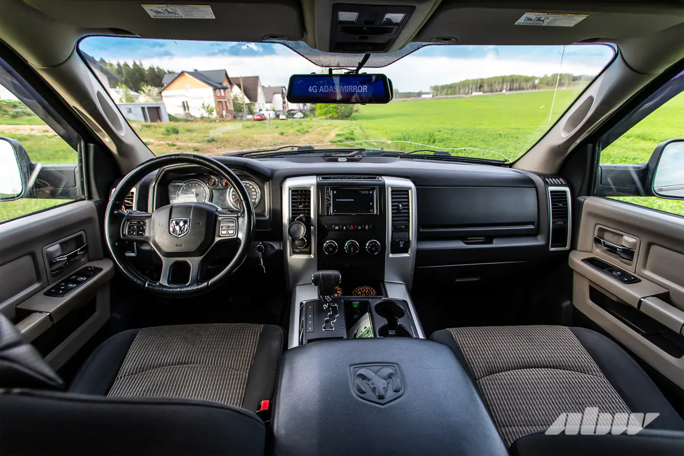 Очень крутой рейнджер: возвышаемся над потоком на Dodge Ram V8