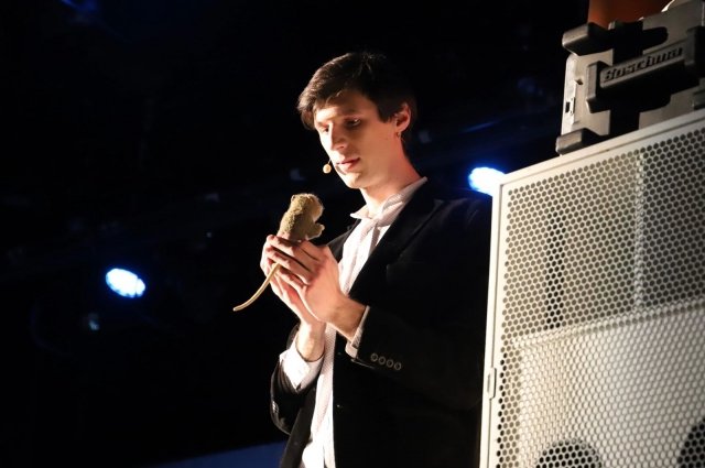 актёр Игорь Михалёв в роли музыканта Кости общается с мышонком.