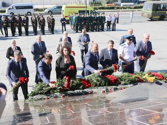 Владивосток, возложение цветов к Вечному огню