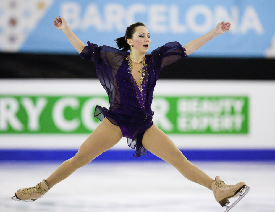 Елизавета Туктамышева выступает в произвольной программе женского одиночного катания в финале Гран-при в Барселоне, Испания, 2014 год