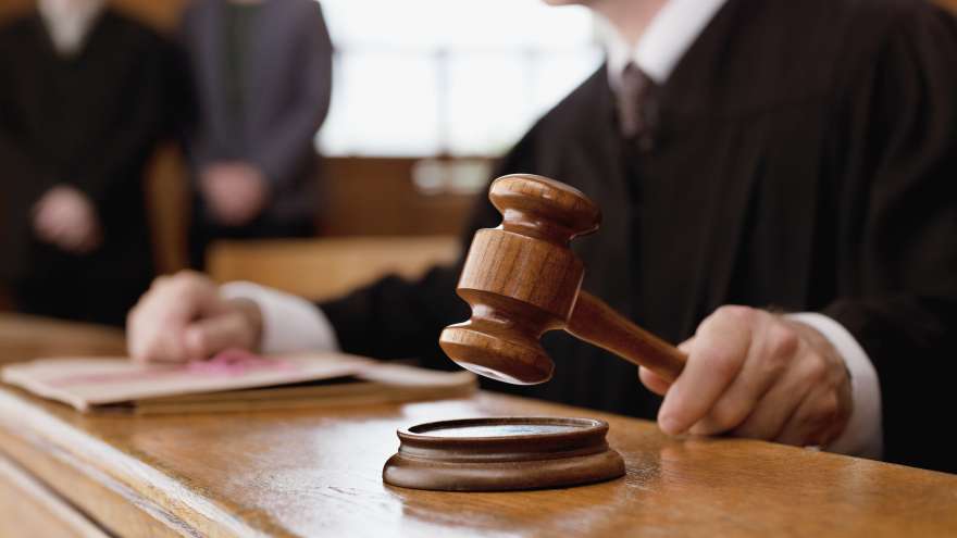 Суд обязал администрацию Бакала выплатить сумму ущерба от деревьев, упавших на дом