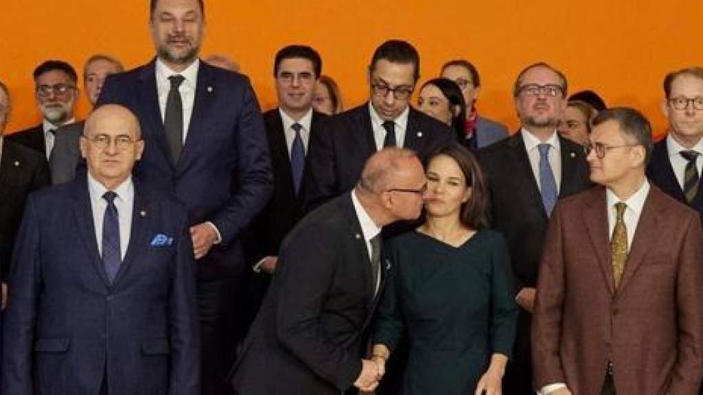 Bild: глава МИД Хорватии извинился перед главой МИД Германии за поцелуй