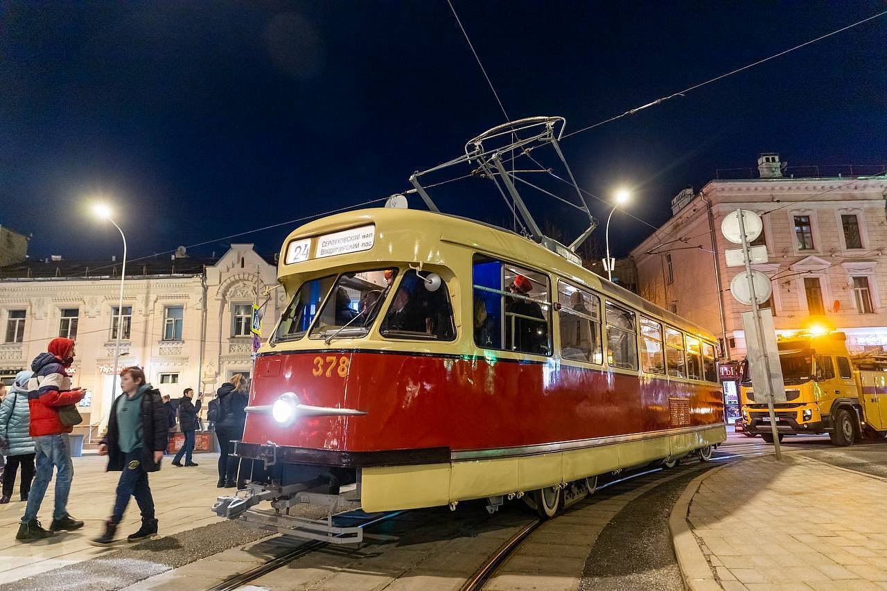 Прошла первая экскурсия на ретротрамвае по Москве