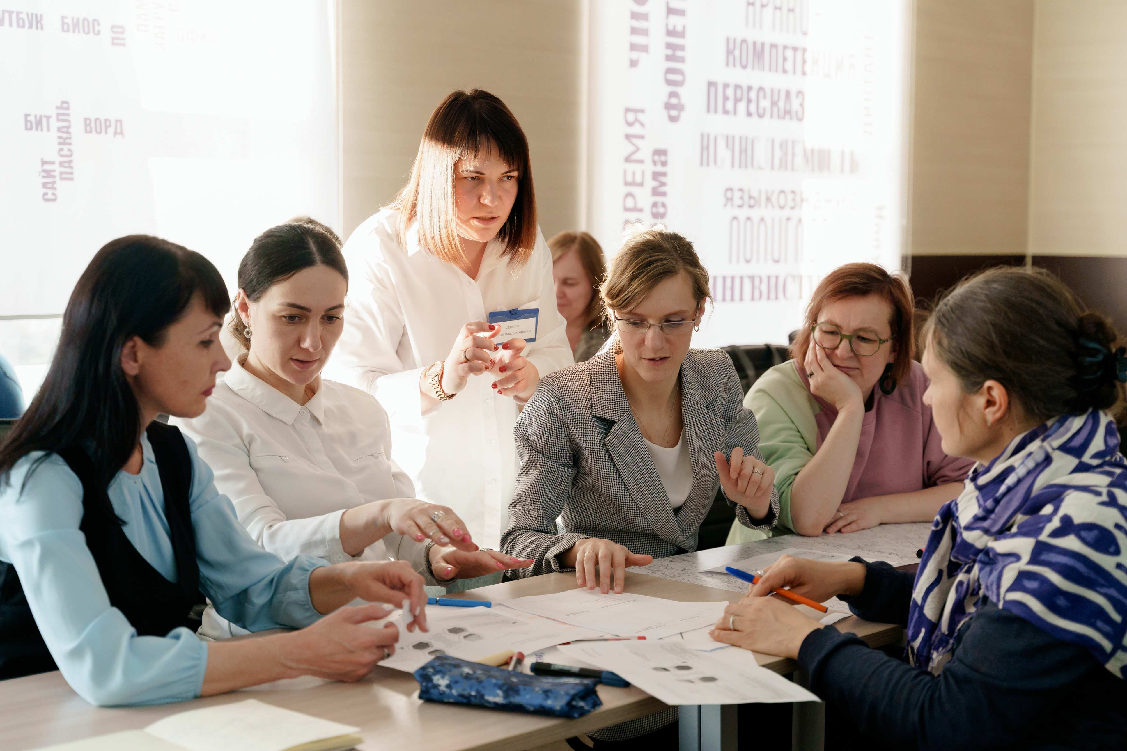 Учащиеся студенты. Общение людей. Сплетни в офисе. Учеба взрослые люди. Обсуждая языки.