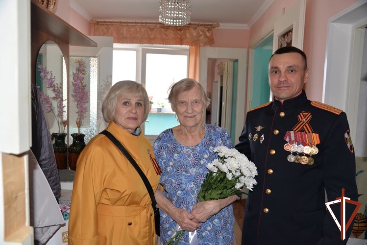 Росгвардия совместно с учащимися школы Ханты-Мансийска поздравила ветеранов с Днём Победы