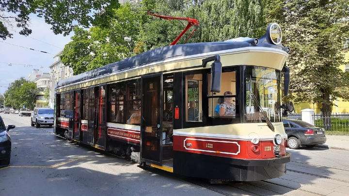 На площади Лядова столкнулись скорая, Ауди и ретротрамвай