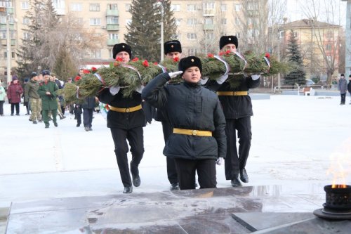 В честь Дня Героев Отечества озерчане возложили цветы к Вечному огню.