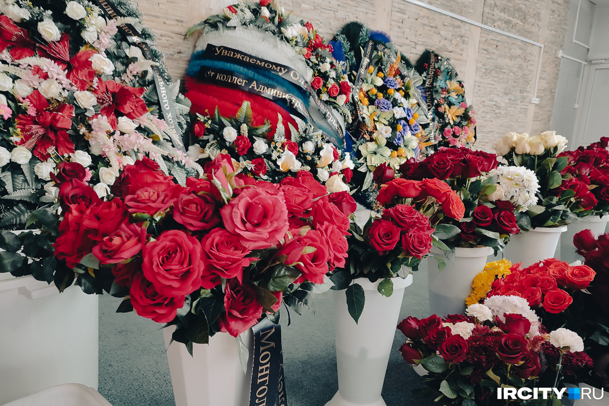 Периодически цветы переносили с постамента у гроба в вазы у стены