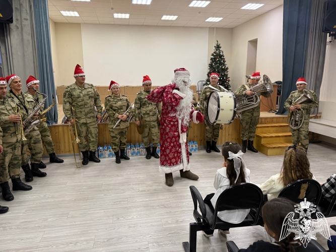 Дед Мороз специального назначения Росгвардии поздравил детей-сирот с наступающим Новым годом в Дагестане