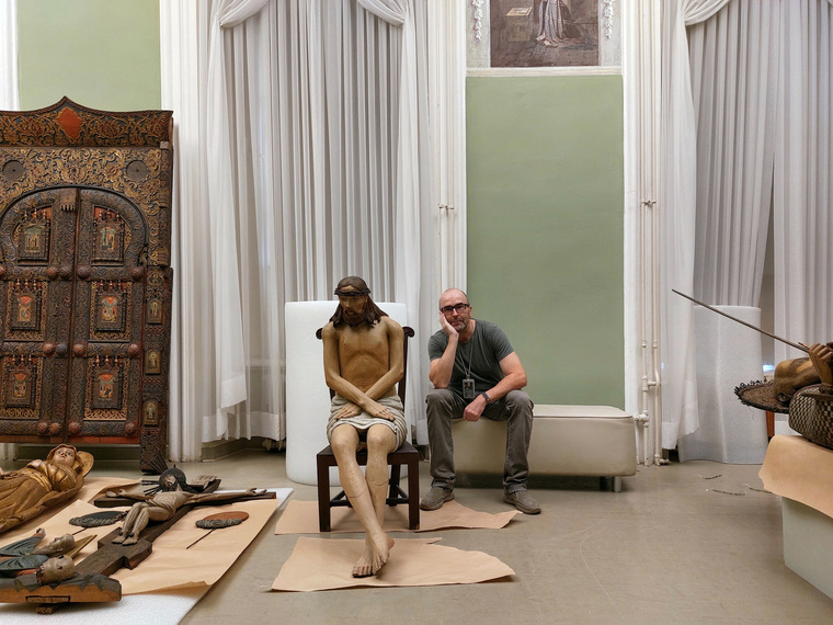 Владимир Береснев во время демонтажа выставки