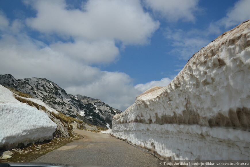 Перевал Седло, в мае там еще много снега по обочинам.
