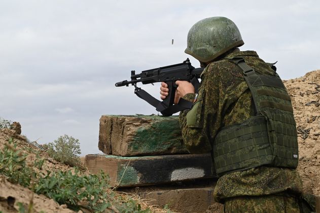 Легкого учения. Стрельбы учения. Боевая подготовка. Боевая стрельба. Учения солдат стреляет.