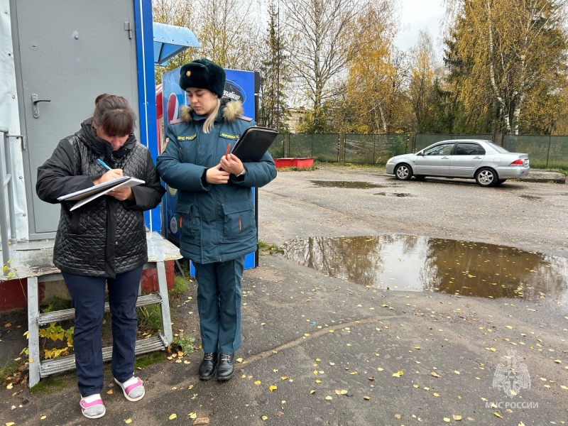 Сотрудники МЧС совместно с представителями комиссии по делам несовершеннолетних провели профилактический рейд по многодетным семьям