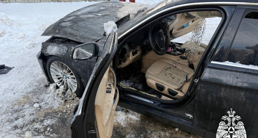 В Сыктывкаре спасателям пришлось тушить автомобиль 