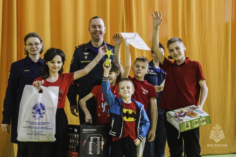 Пожарные соревнования для семей, воспитывающих опекаемых детей, прошли в Омске