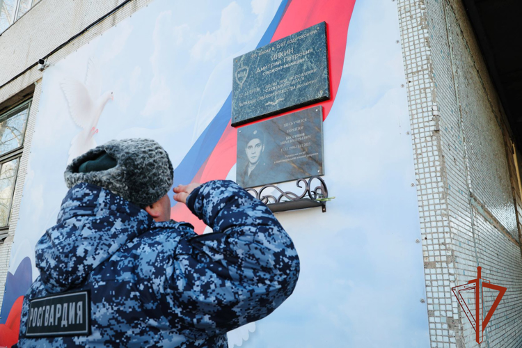 В Росгвардии по Хакасии почтили память бойцов ОМОН Николая Доможакова и Дмитрия Инкина