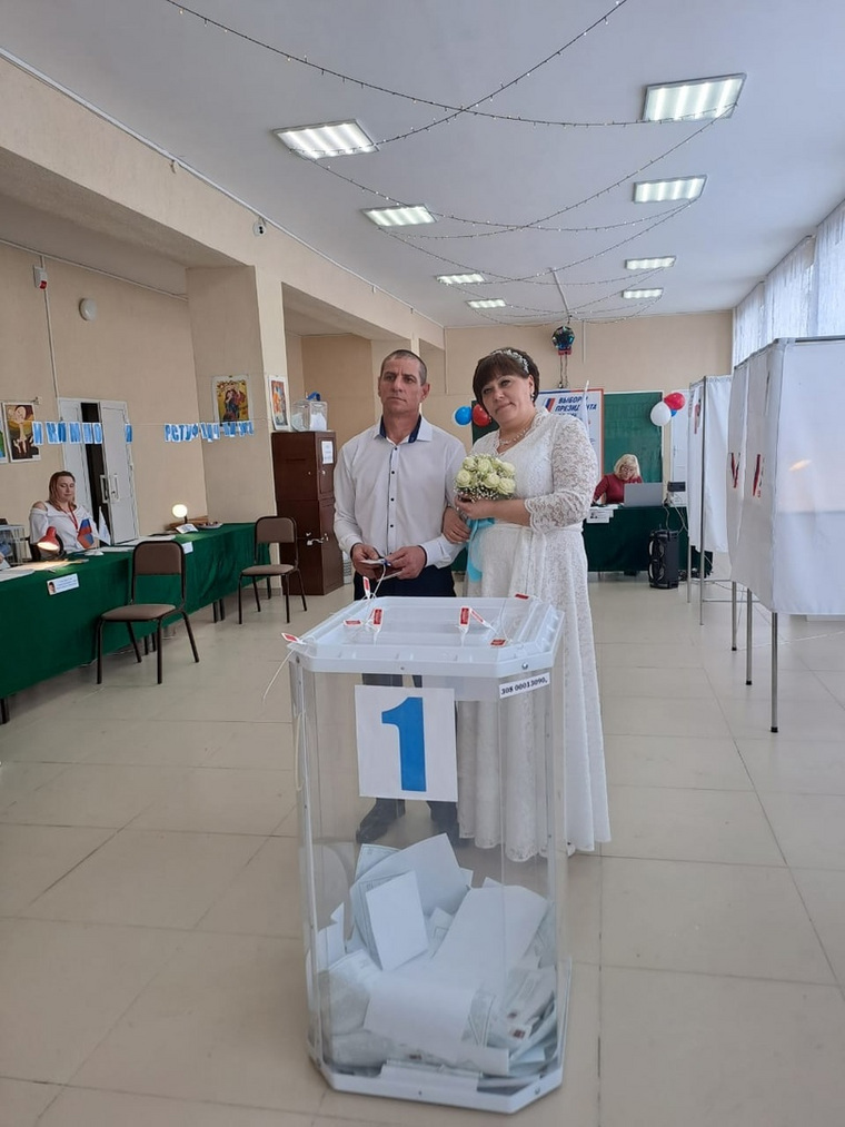 Курганские молодожены пришли на голосование