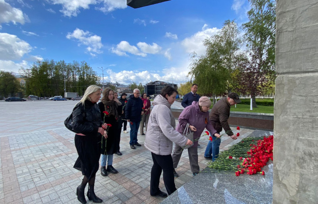 Возложение цветов к мемориальному комплексу Обелиск Победы