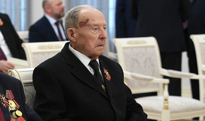 Губернатор Игорь Руденя поздравил с 97-летием участника Великой Отечественной войны
