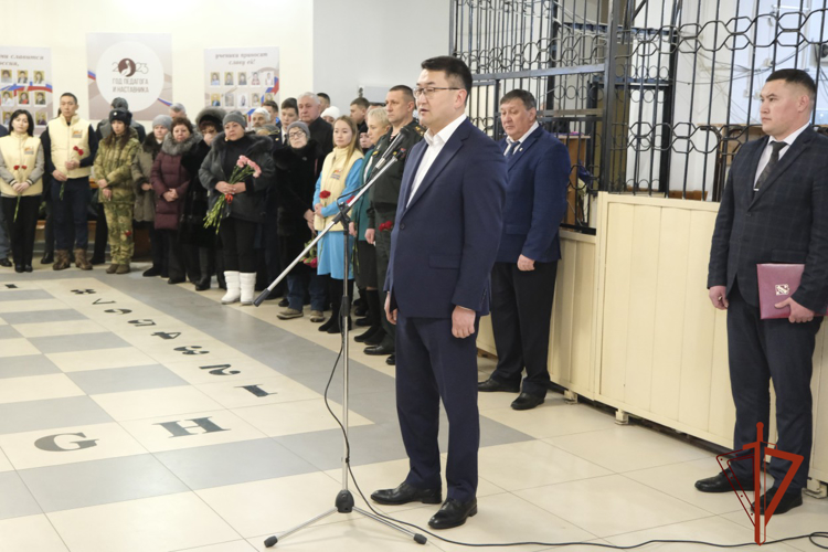 Накануне Дня защитника Отечества в Горно-Алтайске установили мемориальную доску росгвардейцу, погибшему в ходе специальной военной операции