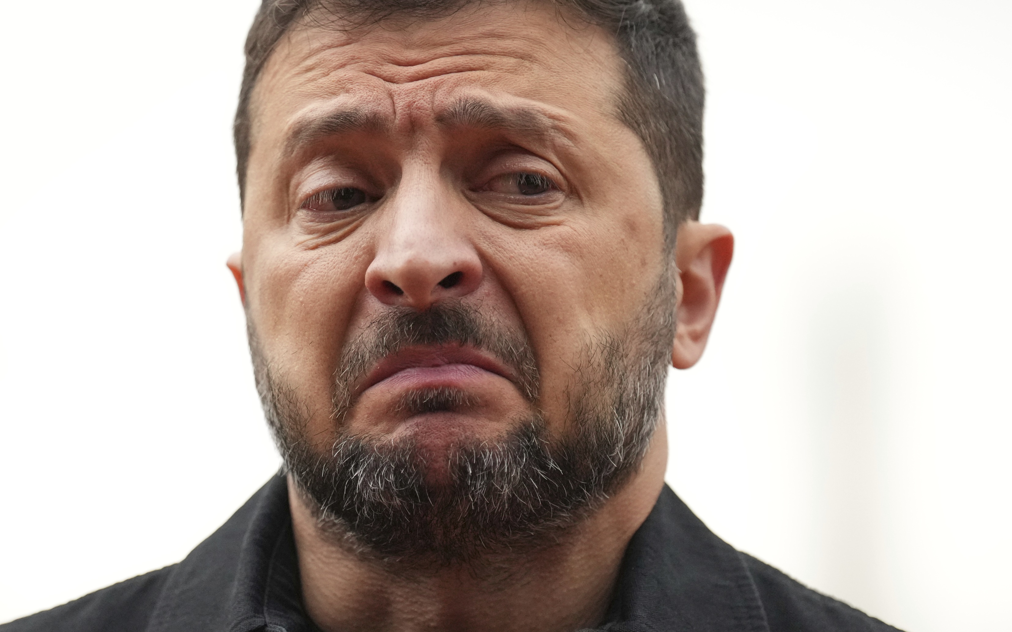 Зеленский опять угрожает сорвать парад Победы 9 мая