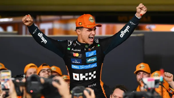 Ландо Норрис празднует победу в автогонках «Формула-1» (Фото Clive Mason / Getty Images)