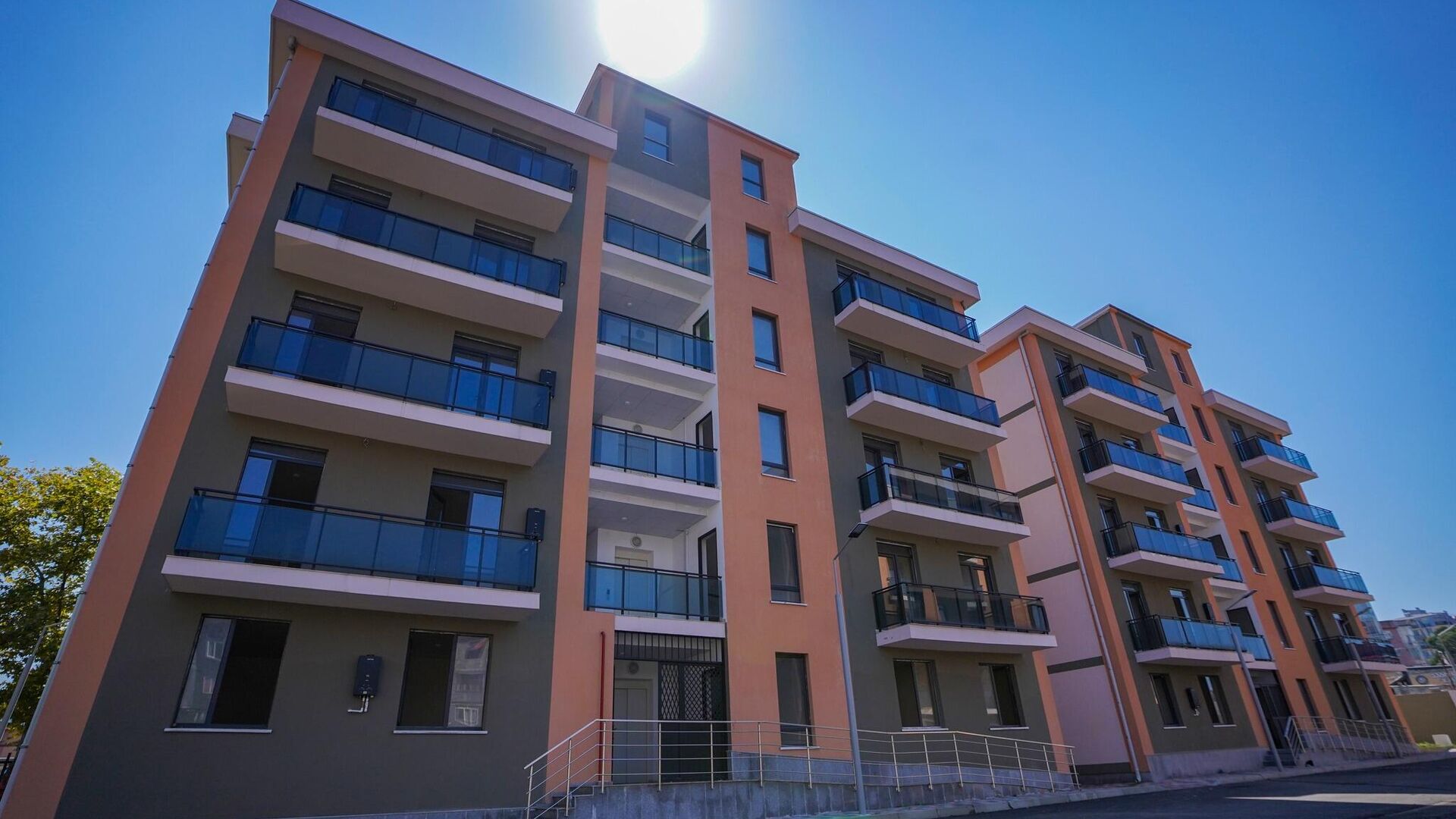 Жилой комплекс в Батуми, построенный в рамках государственной программы Доступное жилье - Sputnik Грузия, 1920, 23.06.2025