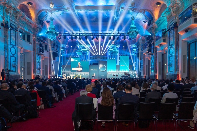 новейших технологий 2023 г. новейших технологий 2023 г. системы безопасности. концепт кары. машина 2023 года.