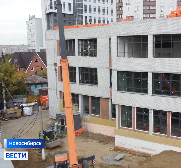 Фасад новой школы в Новосибирске