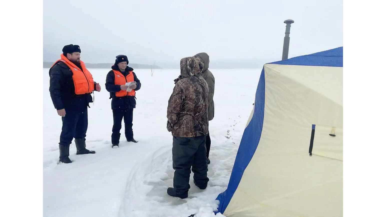 Первый лед в подмосковье. Толщина льда на водоемах эстонии. Лед на водоемах подмосковья. Заледеневший огонь. Толщина льда в подмосковье на сегодня на водохранилищах подмосковья.