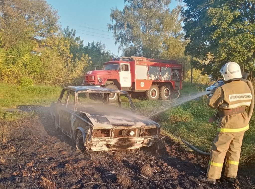 В Октябрьском районе полностью сгорел автомобиль