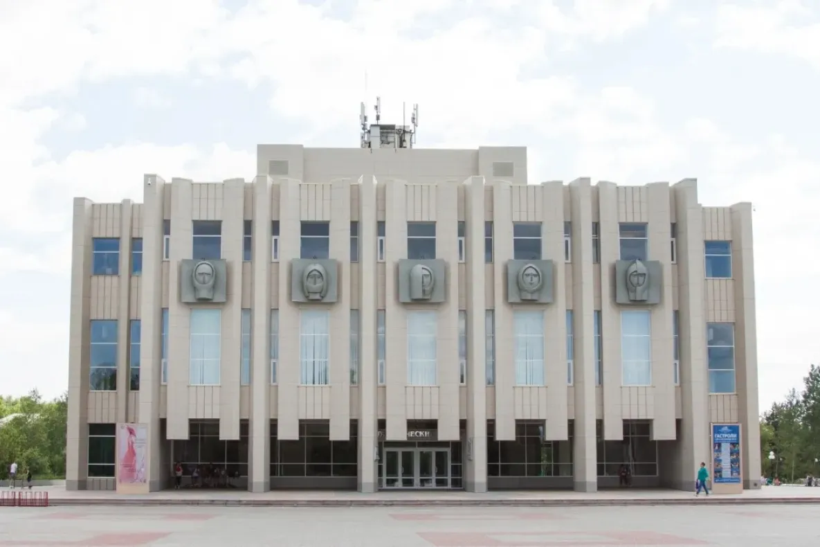 Драмтеатр Комсомольска-на-Амуре поможет коллеге с лечением рака у её сына