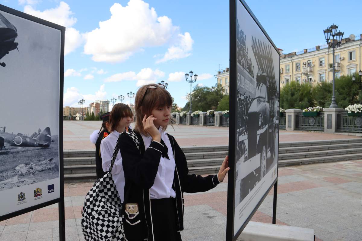 Ученики хабаровских школ посетили фотовыставку ТАСС «Великая Победа: Дальневосточный аккорд»