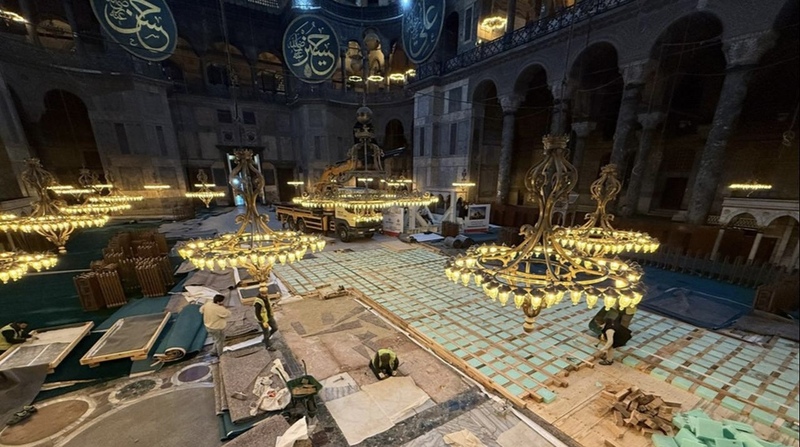 Тяжёлая техника в Соборе Святой Софии: реставрация вызвала волну возмущения