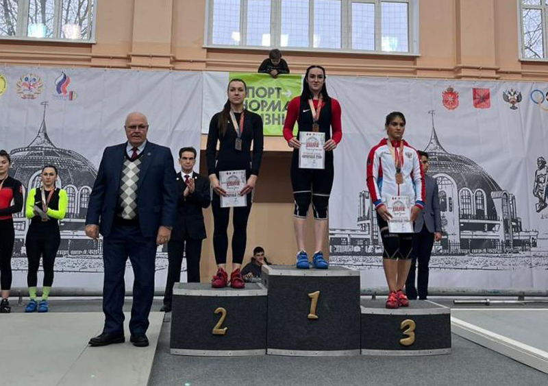 Еремин юрий федорович бокс. Вершина пьедестала. Женщина на пьедестале. Учитель на пьедестале. Пьедестал победителей.