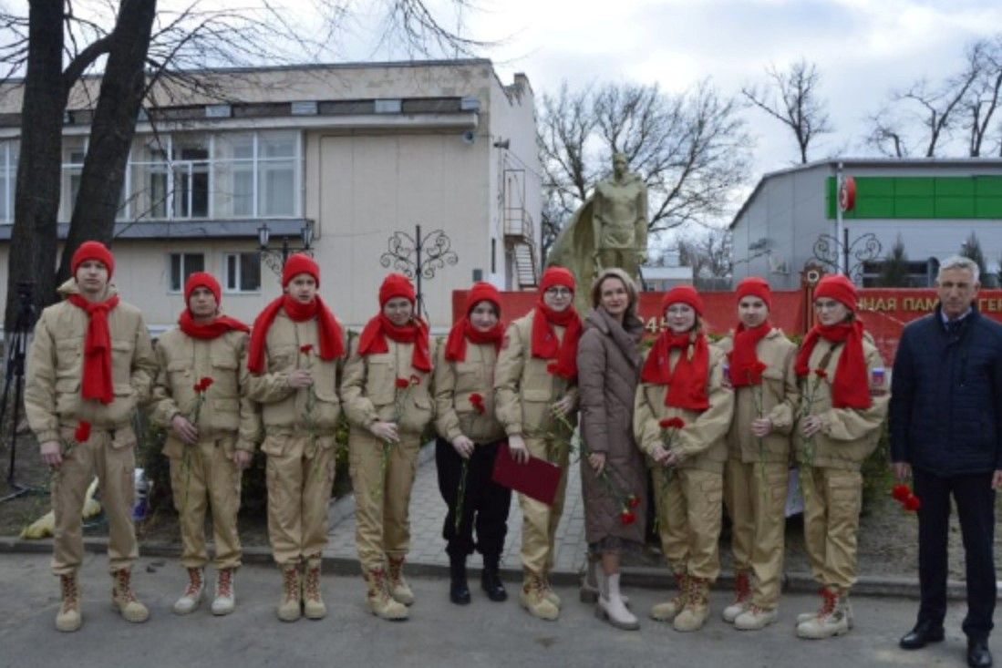 Донские юнармейцы в преддверии Дня Победы приводят в порядок воинские захоронения