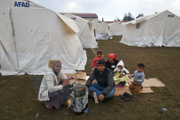 Турция. Провинция Кахраманмараш. Люди в лагере для пострадавших при землетрясении.