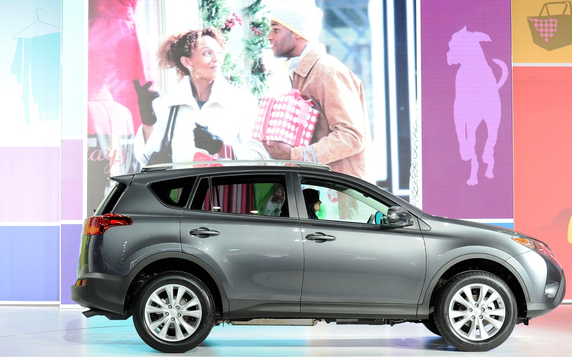 Старые кроссоверы Toyota RAV4 отзывают в Канаде из-за проблем с подвеской