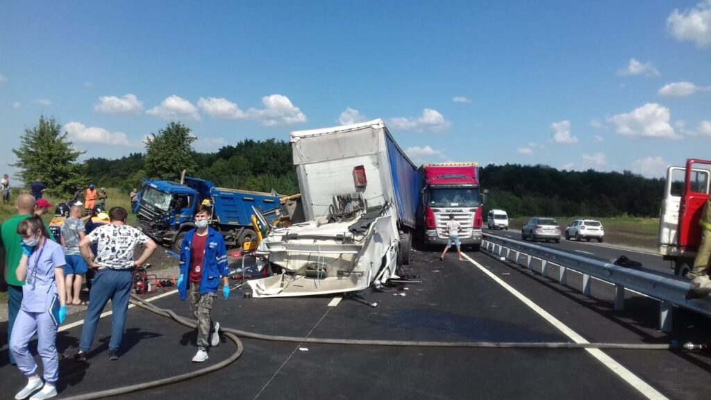 В ДТП с грузовиками и погрузчиком в Липецкой области погибли три человека