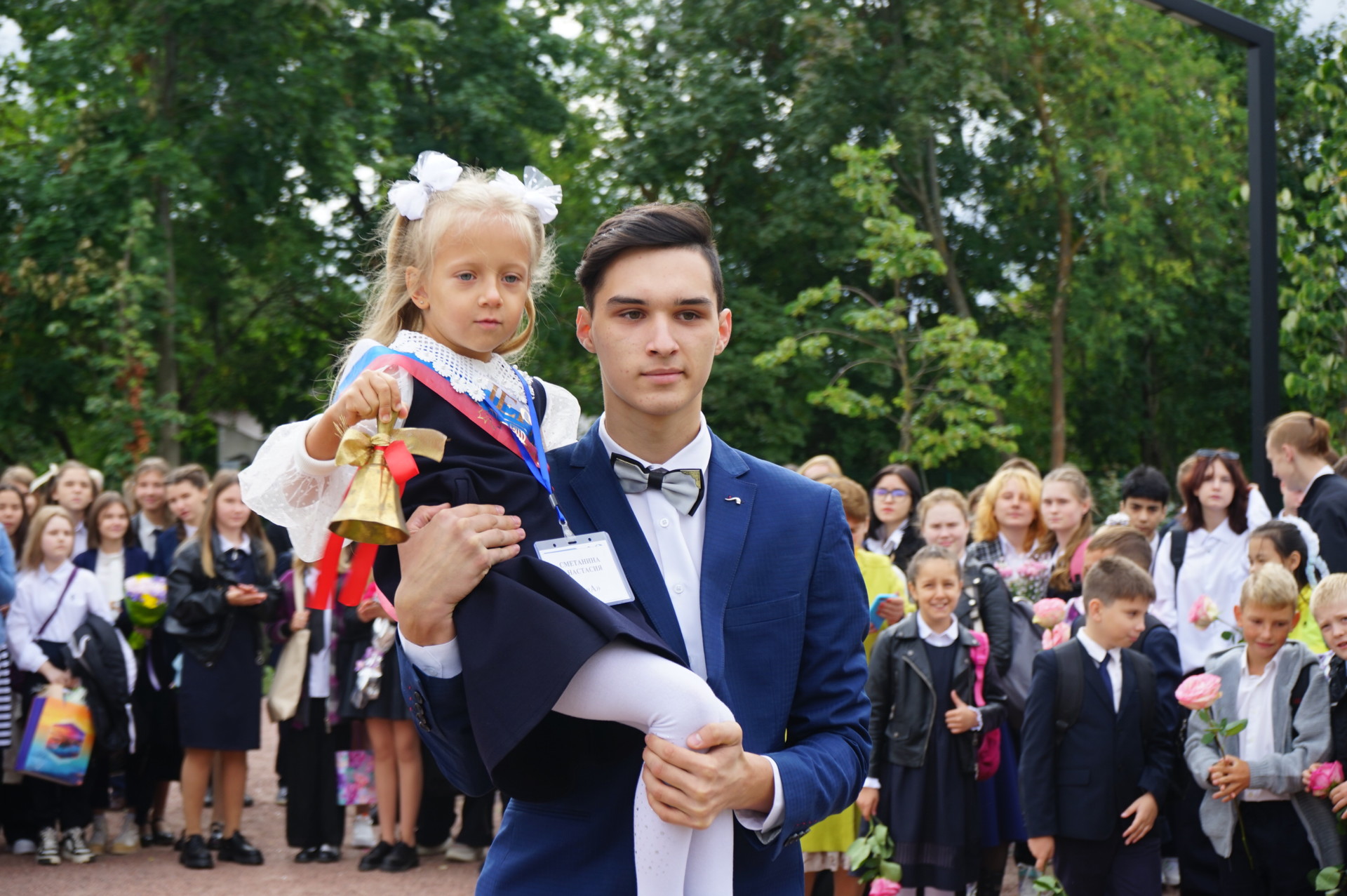 торжественная линейка 1 сентября фото. торжественная линейка открытия года семьи в школе. 1 сентября в школах беларуси. торжественная линейка рабочая в школе. торжественная линейка открытия года семьи в школе.