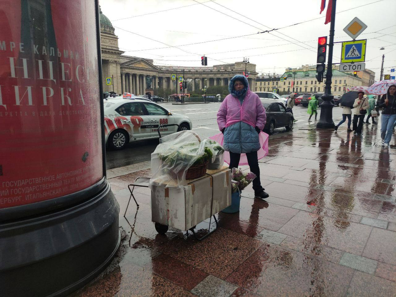 Спб закрывают. Площадь Восстания. Незаконная торговля ларьки. Торгуют на улице ужас. Люди которые торгуют незаконно.