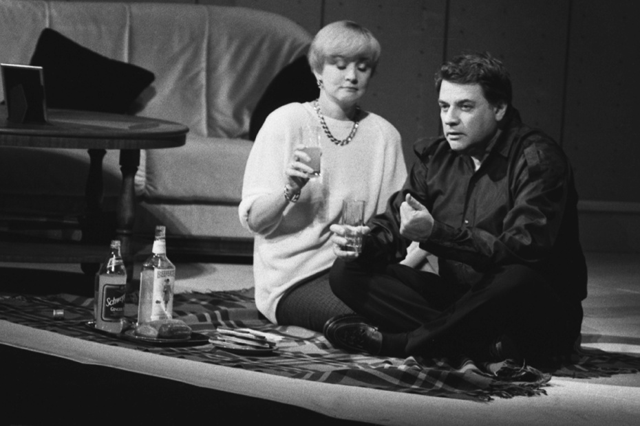 Москва. 1 апреля 1993 г. Сцена из спектакля по пьесе Бернарда Слэйда в постановке Леонида Трушкина, где Вера Алентова — в роли Мэгги, Александр Ширвиндт — в роли Скотти в Московском театре им. А. П. Чехова