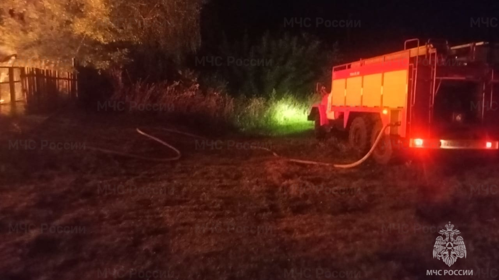 В Навлинском районе ночью загорелся жилой дом