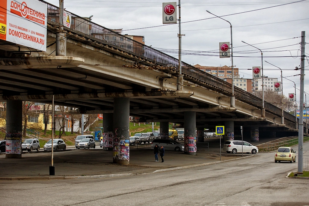 Пешеходный переход под мостом