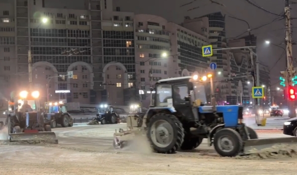 Уборка города от снега.