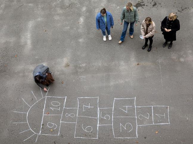 Песня мелом на асфальте слова. Белым мелом на асфальте. Мел белый. Прыгать в классики картинки. Рисунки на асфальте мелками на последний звонок.