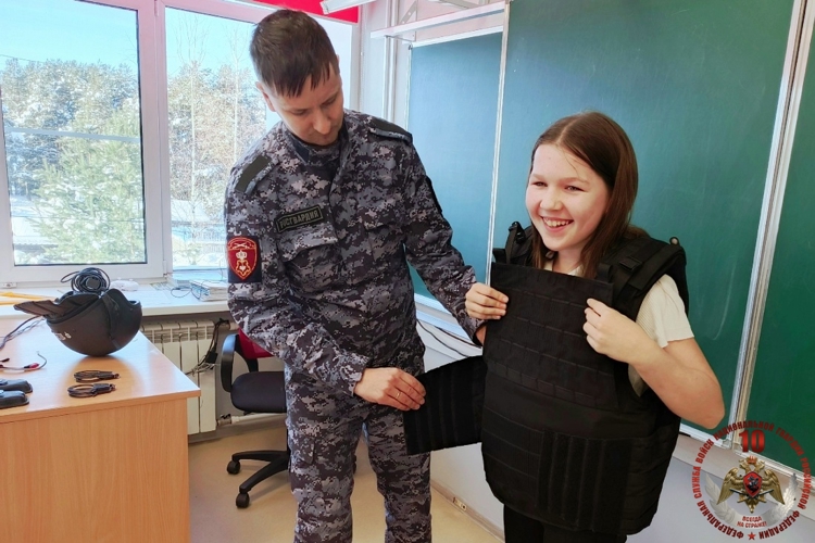 Вельские росгвардейцы провели занятие со школьниками