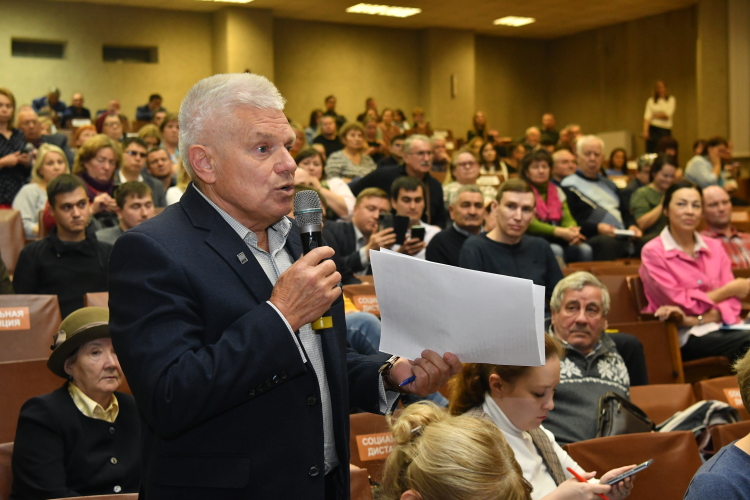 Ринат Сафиуллин: «Кто будет это строить, кто финансировать? Рисовать что угодно можно. Если у нас нет финансов на строительство таких сооружений, центров, мне кажется, не надо трогать. Пускай там будет природа»