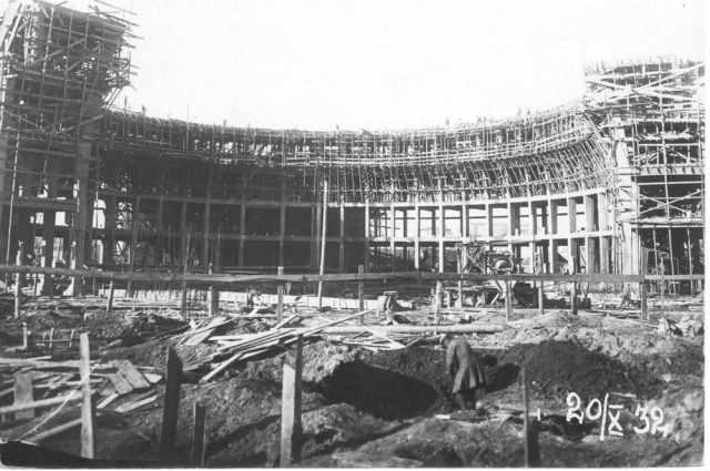 Строительство здания театра. 